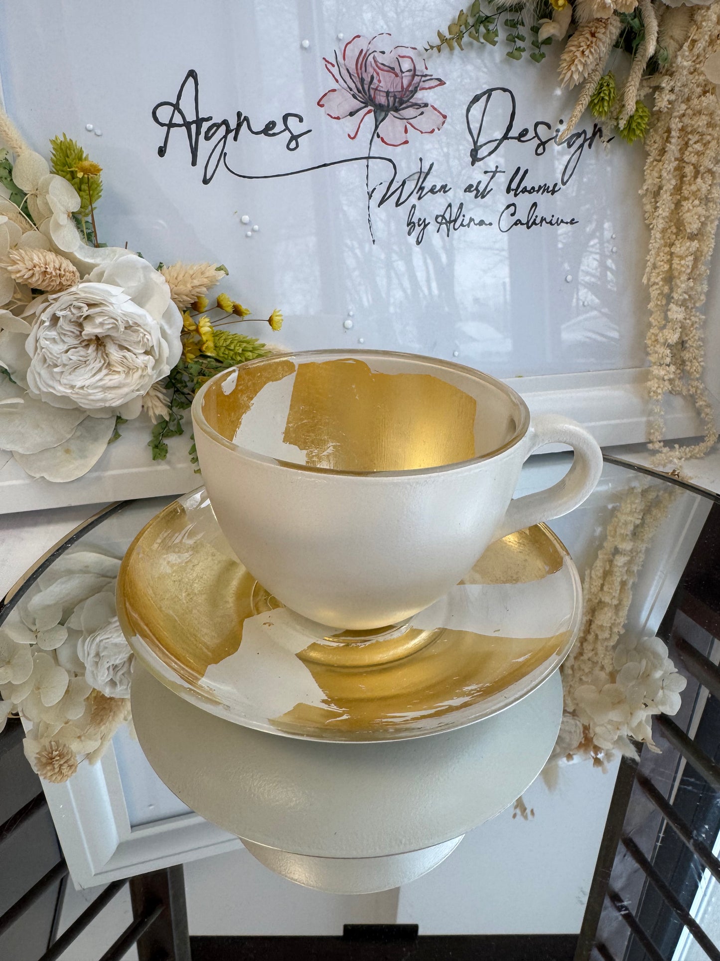 Cană de cafea “Ritual floral cu accente aurii”