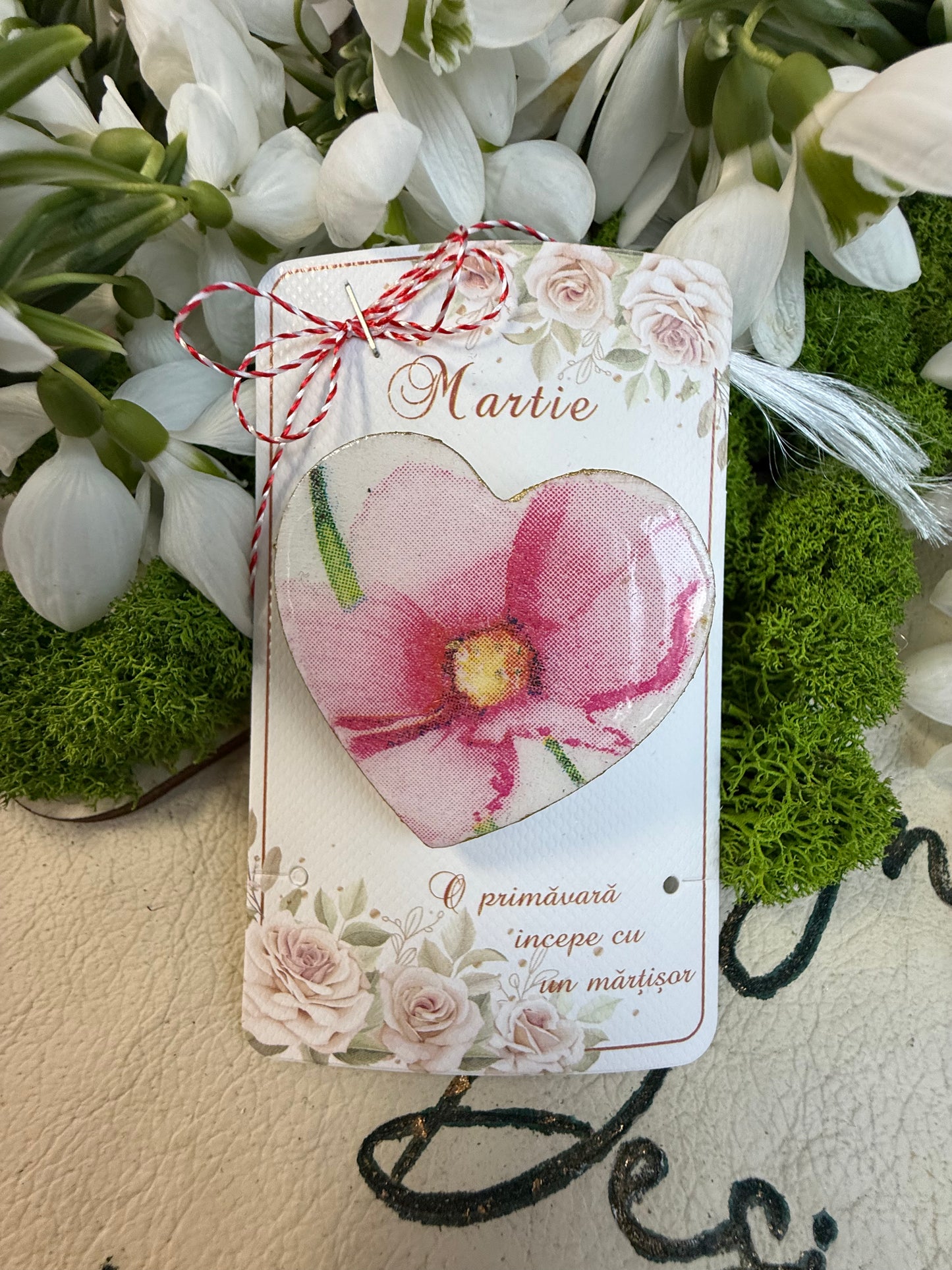 Mărțișor Handmade „Inimă cu Floare Roz” - Broșă