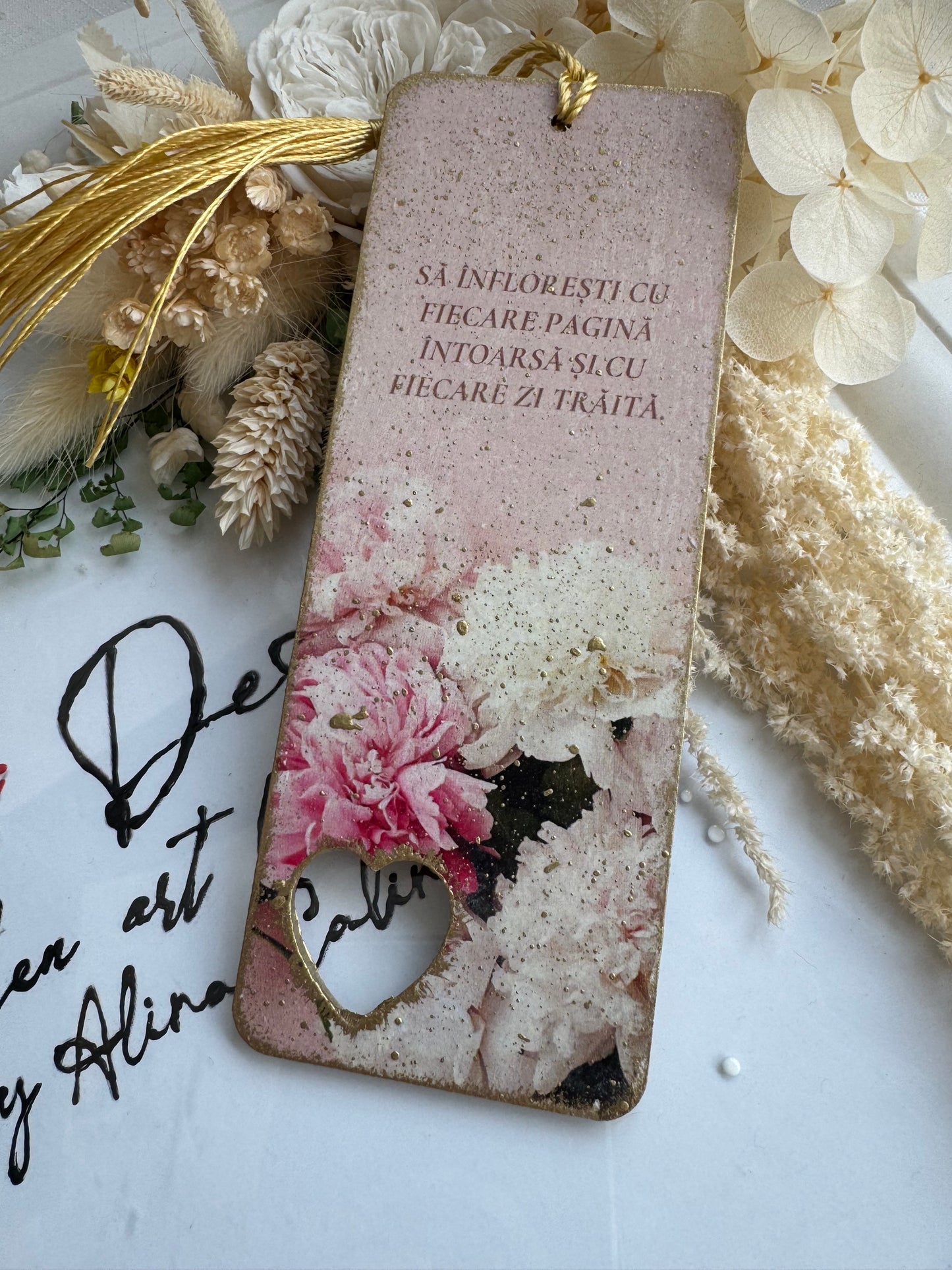 Semn de carte “Înflorești între bujori”