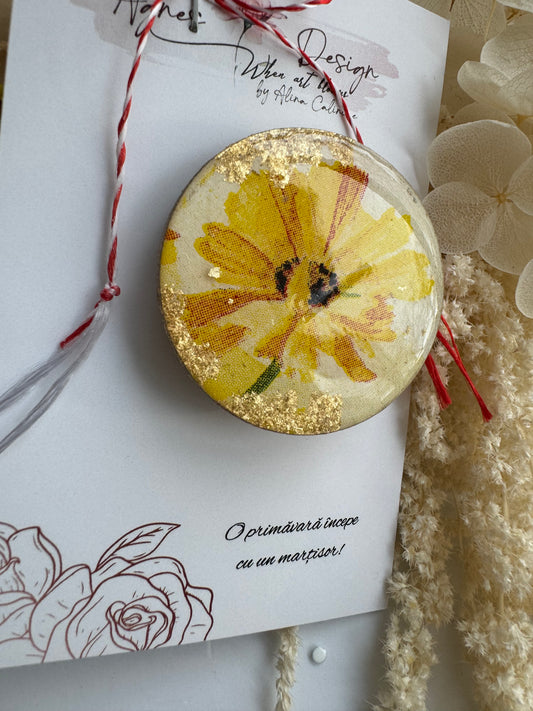 Mărțișor-broșă “Cosmos galben cu foiță de aur”