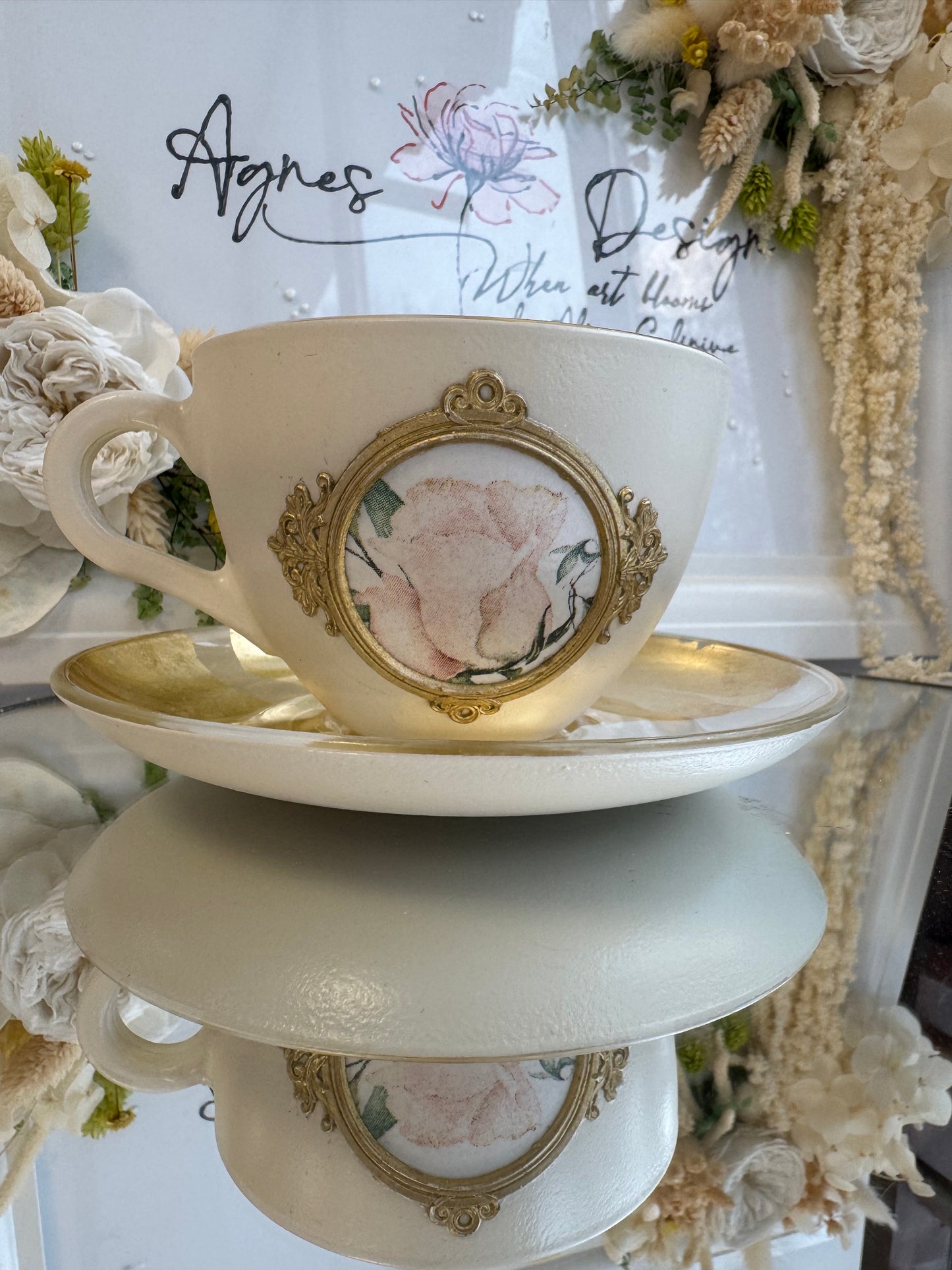 Cană de cafea “Ritual floral cu accente aurii”