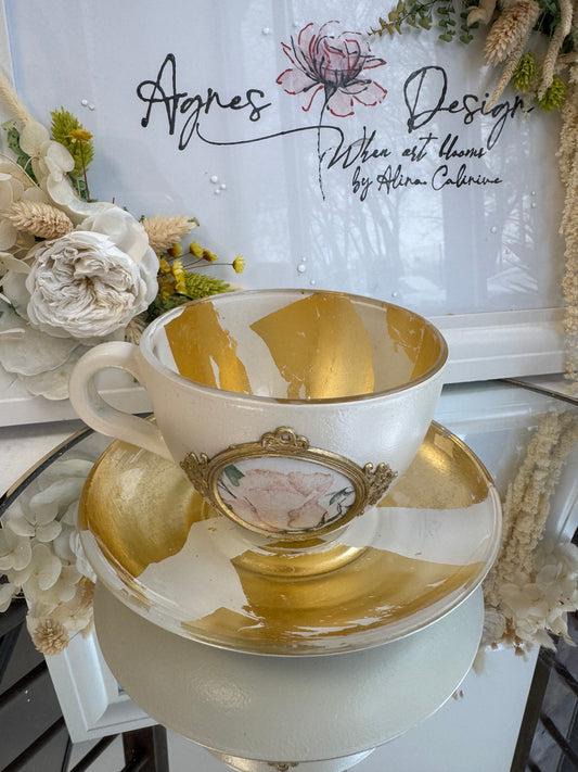 Cană de cafea “Ritual floral cu accente aurii”