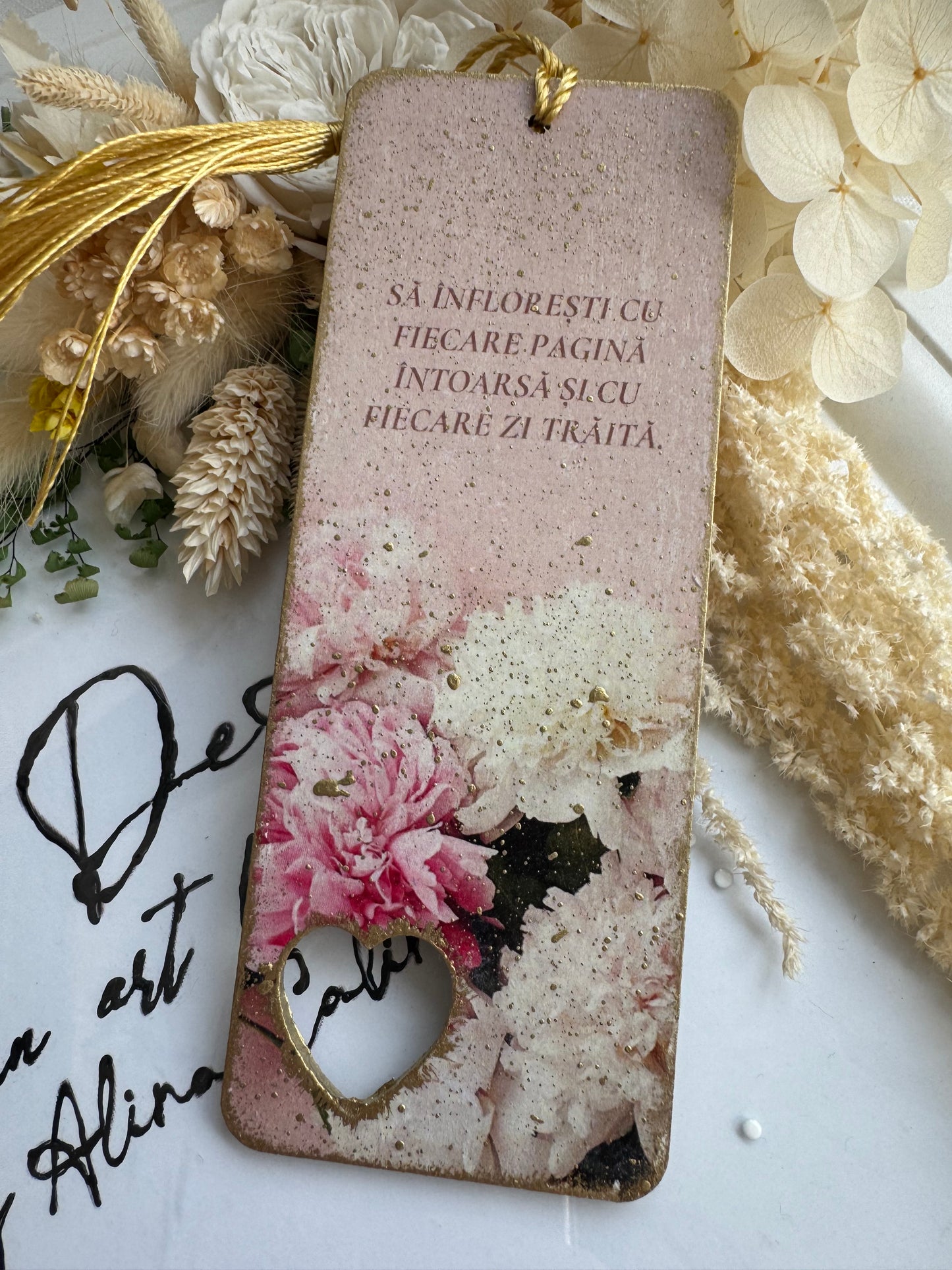 Semn de carte “Înflorești între bujori”