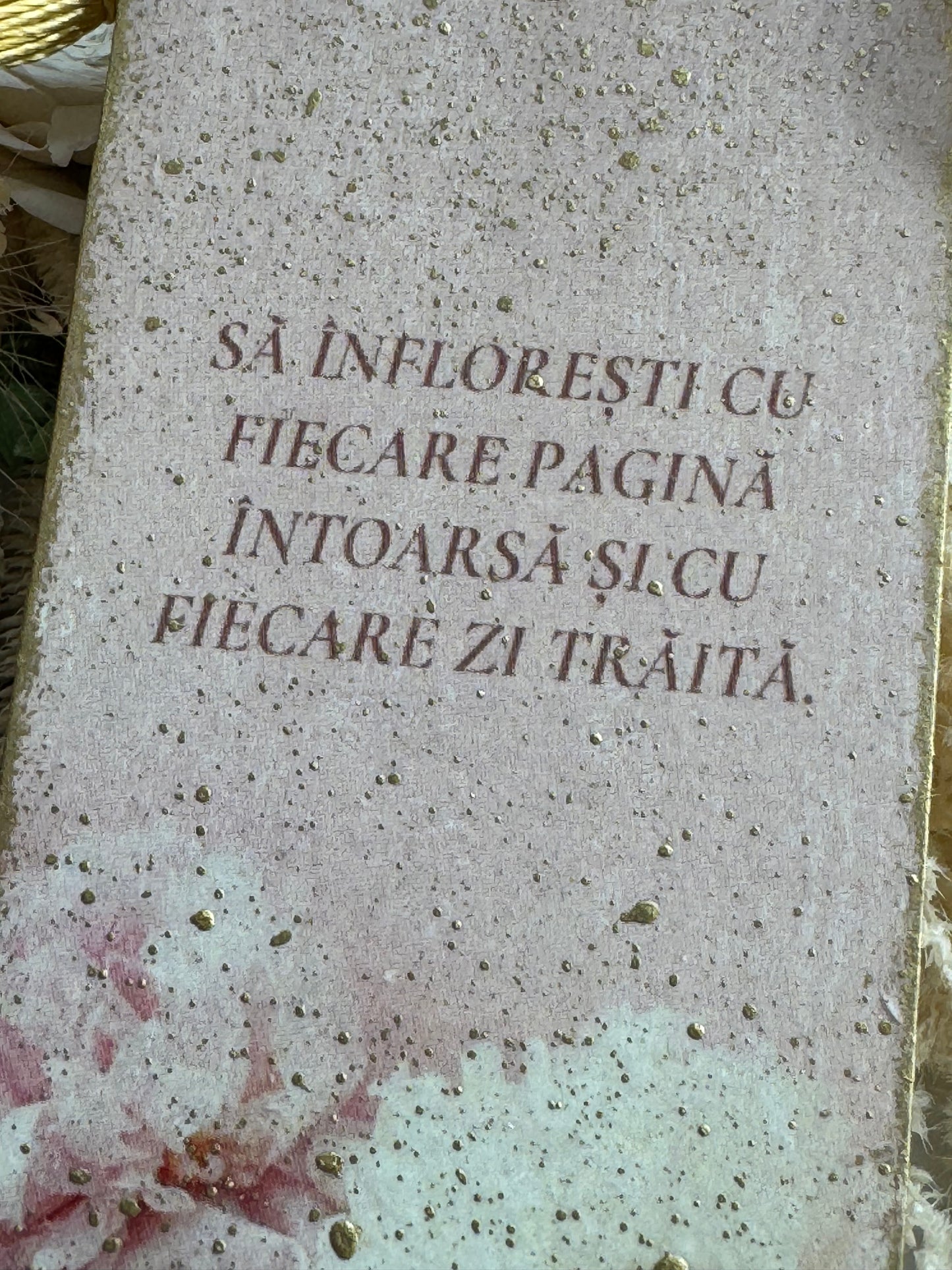 Semn de carte “Înflorești între bujori”