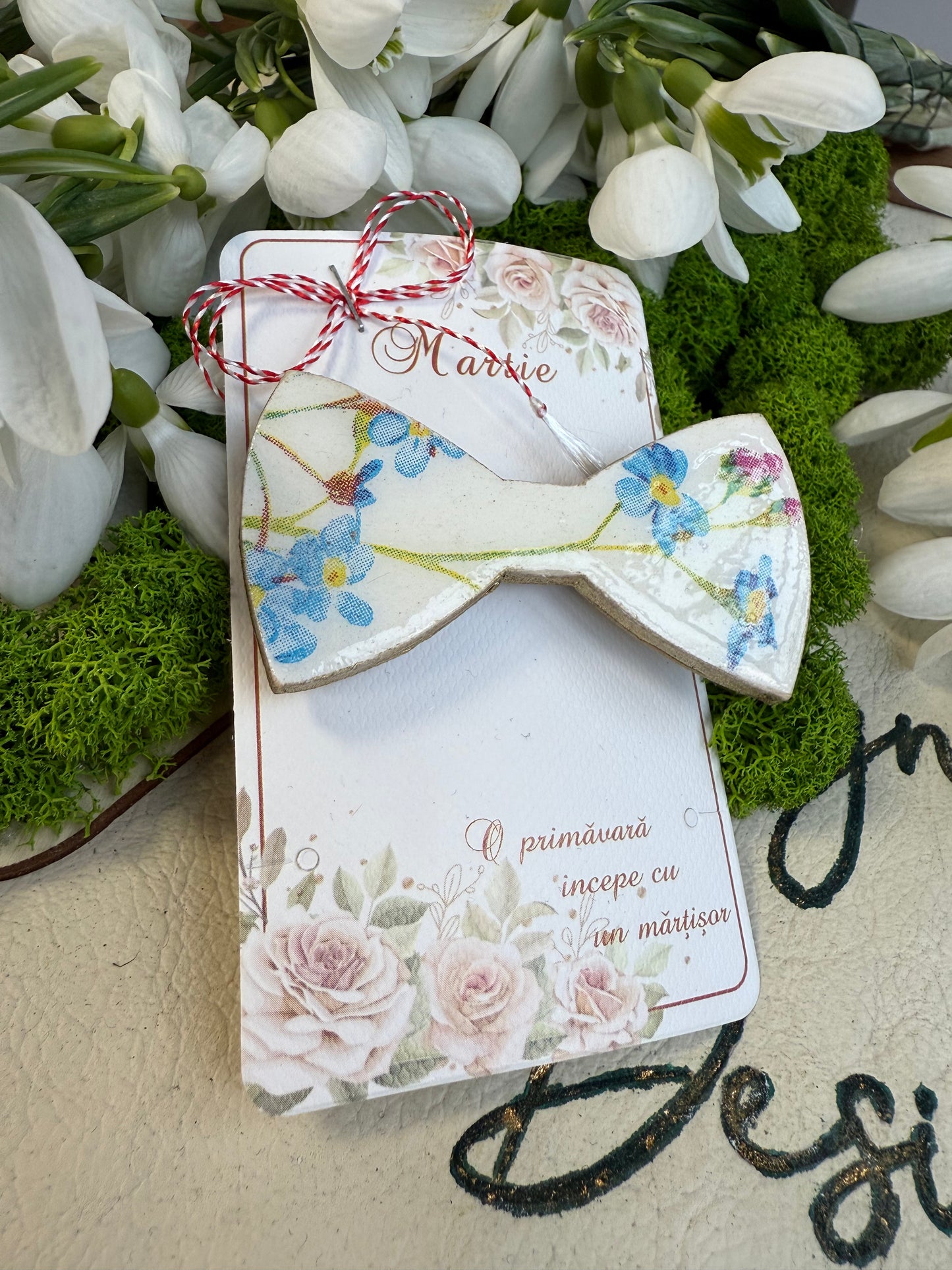 Mărțișor Handmade „Papion cu Flori Albastre” - Broșă