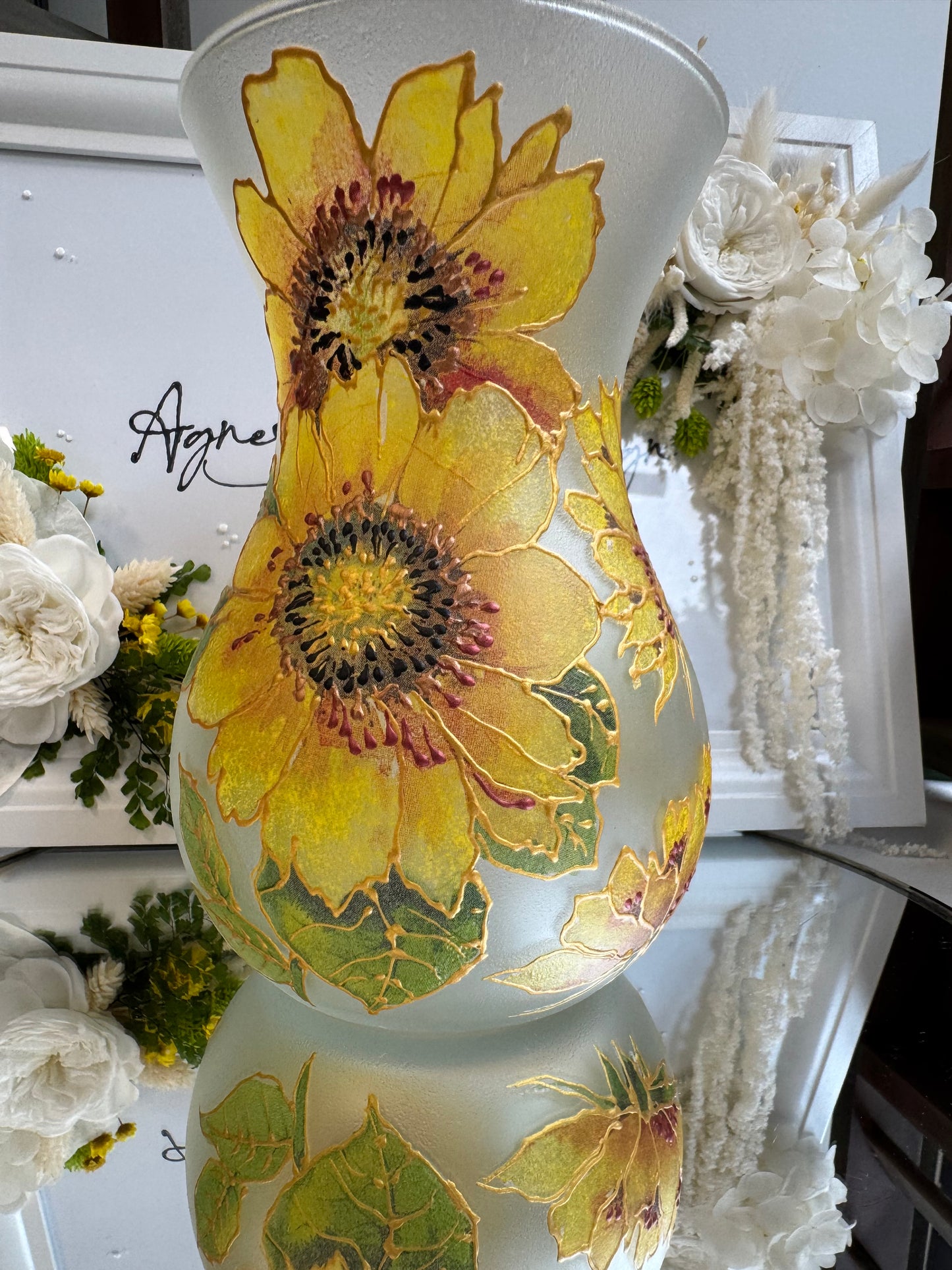 Vază „Floarea Soarelui Aurie” – eleganță mată, cu accente în relief