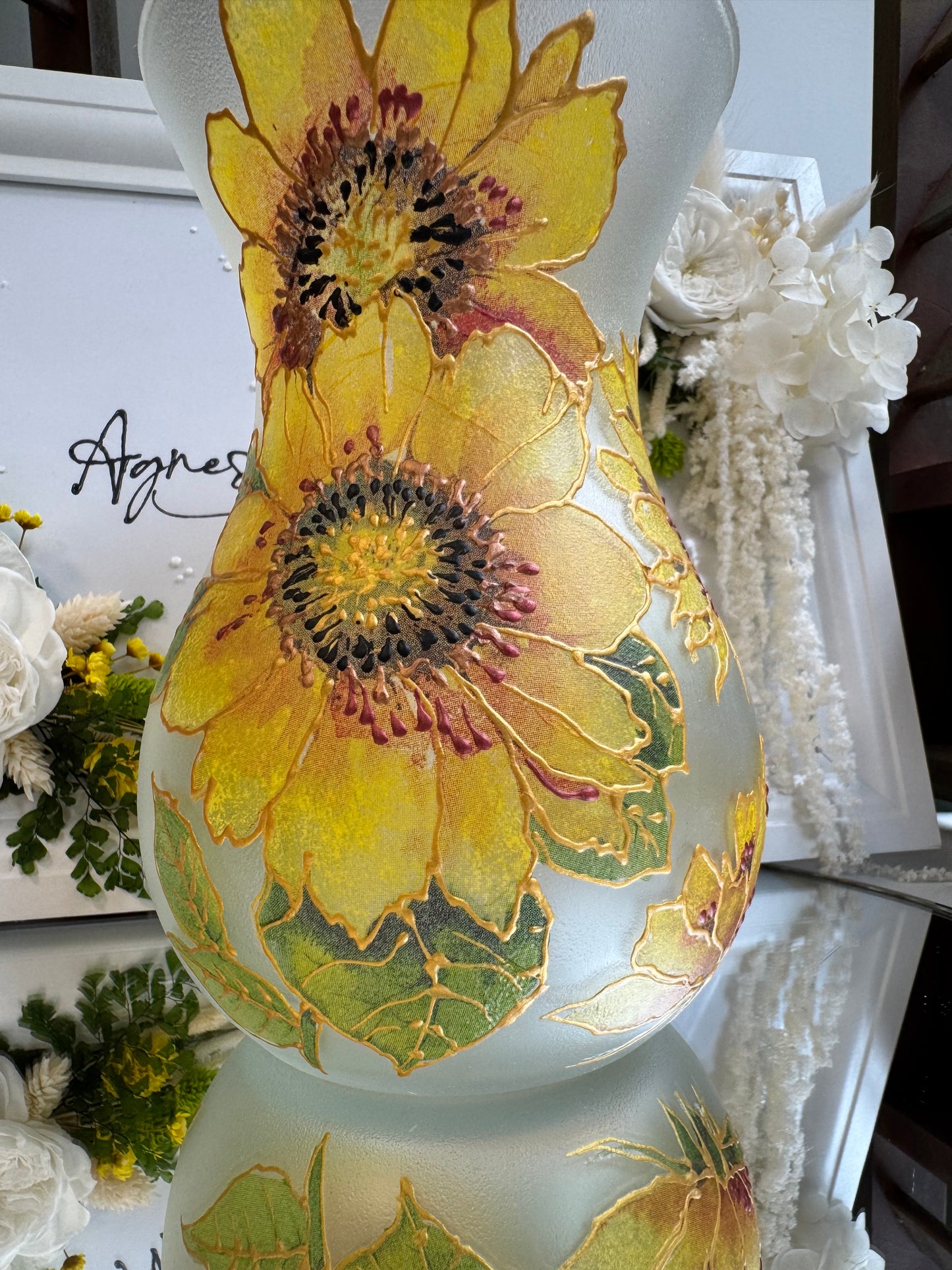 Vază „Floarea Soarelui Aurie” – eleganță mată, cu accente în relief