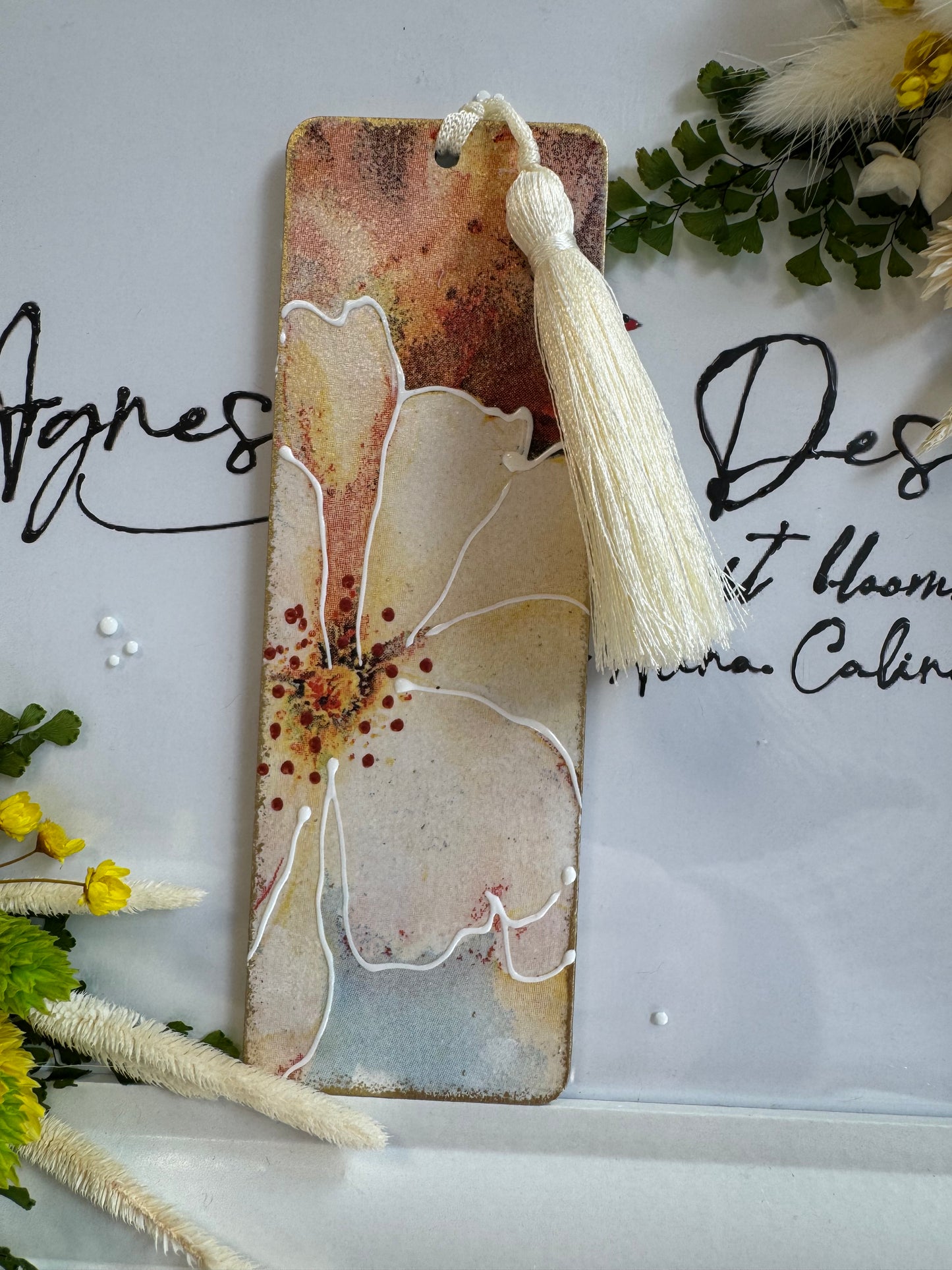 ”Petale de mulțumire” - semn de carte pentru un dascăl de neuitat