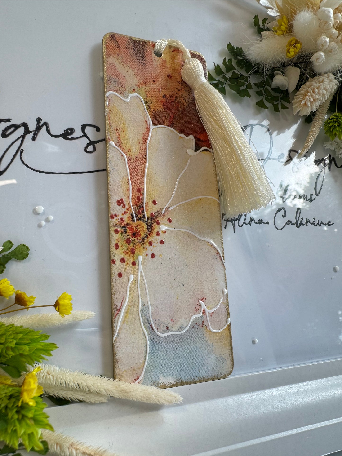 ”Petale de mulțumire” - semn de carte pentru un dascăl de neuitat