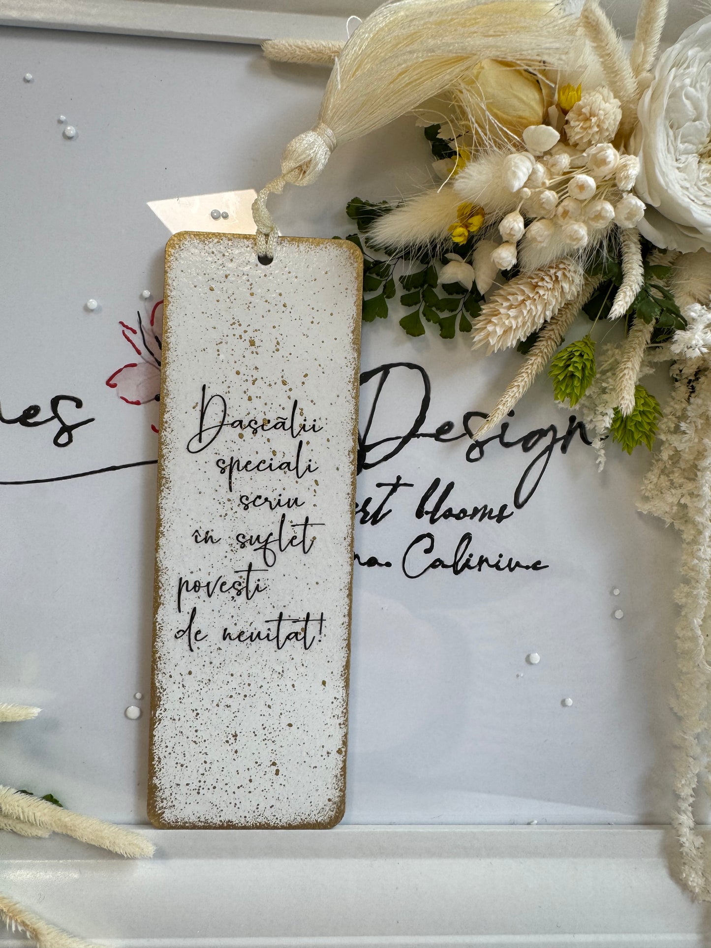 ”Petale de mulțumire” - semn de carte pentru un dascăl de neuitat