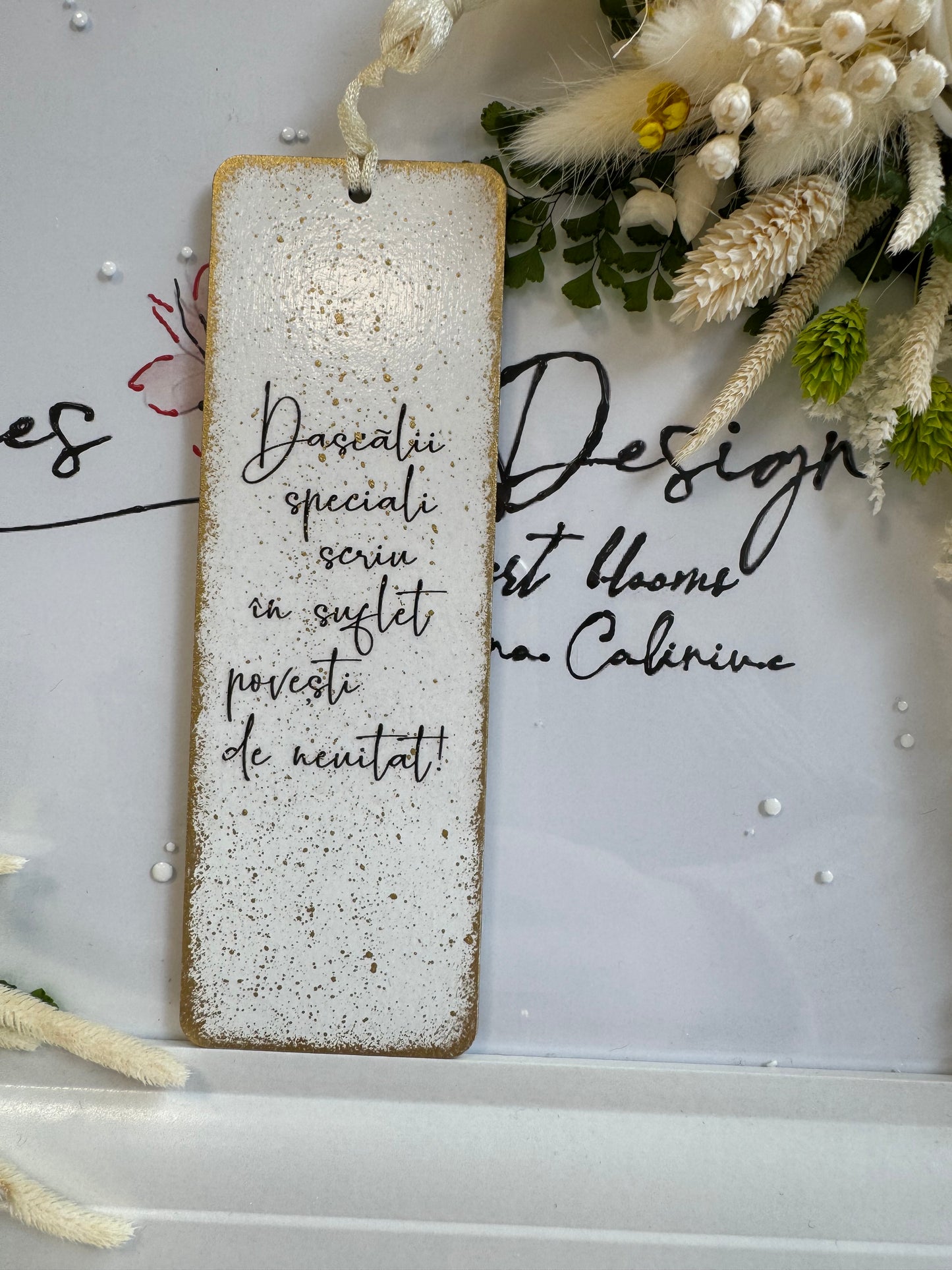 ”Petale de mulțumire” - semn de carte pentru un dascăl de neuitat